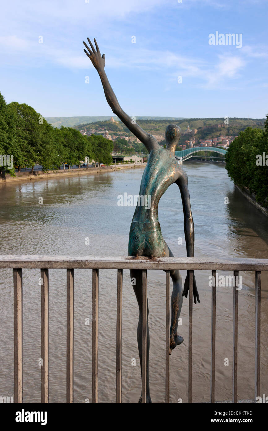 Statua il ponte su Mt'k'vari (Kura) Fiume,Tbilisi, Georgia Foto Stock