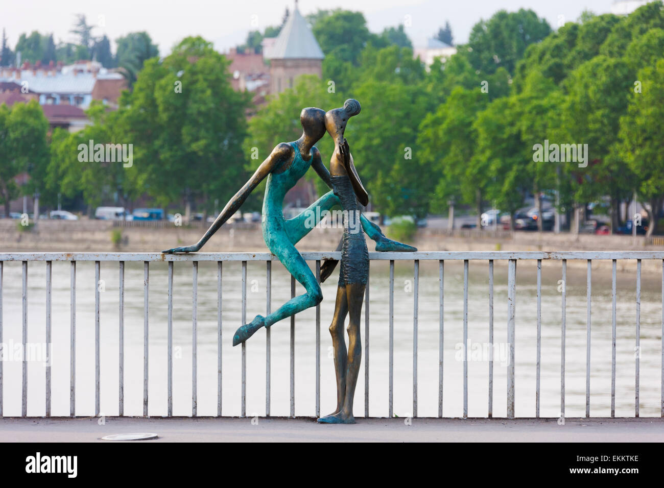 Statua il ponte su Mt'k'vari (Kura) Fiume,Tbilisi, Georgia Foto Stock