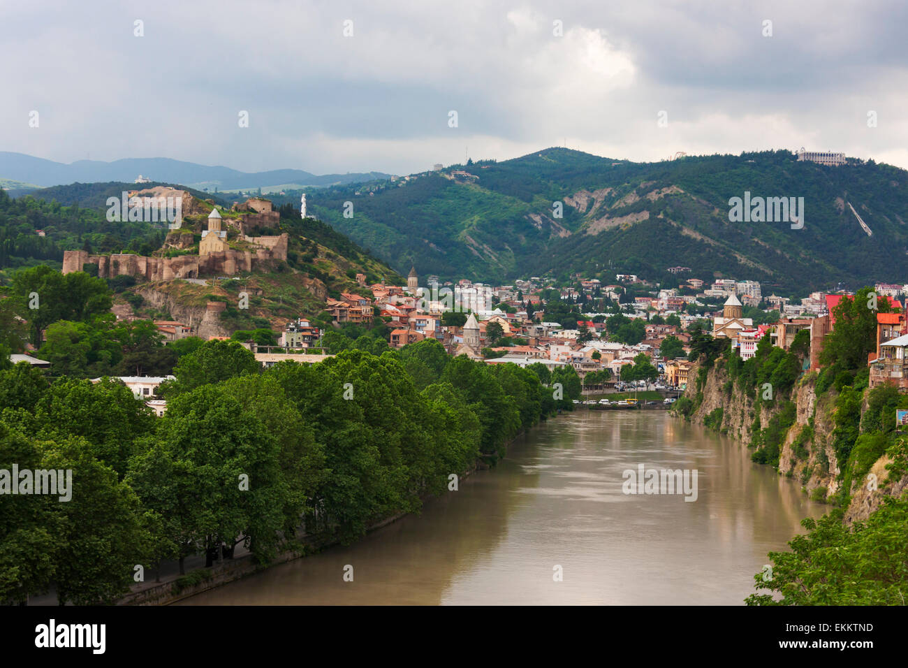 Mt'k'vari (Kura) fiume che scorre attraverso Tbilisi, Georgia Foto Stock