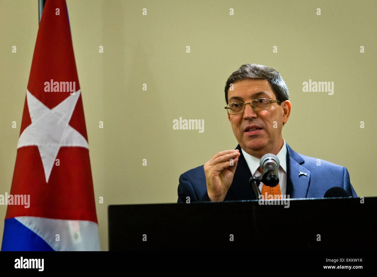 Panama City, Panama. Xi Apr, 2015. Cubano Ministro degli Esteri Bruno Rodriguez parla nel corso di una conferenza stampa a Città di Panama, capitale di Panama, Aprile 11, 2015. Cubana e presidenti degli Stati Uniti si è tenuta la prima colloqui faccia a faccia in oltre mezzo secolo di sabato qui nel mezzo di distensione tra le due nazioni. Credito: Liu Bin/Xinhua/Alamy Live News Foto Stock