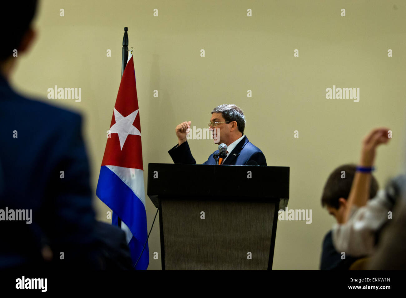 Panama City, Panama. Xi Apr, 2015. Cubano Ministro degli Esteri Bruno Rodriguez parla nel corso di una conferenza stampa a Città di Panama, capitale di Panama, Aprile 11, 2015. Cubana e presidenti degli Stati Uniti si è tenuta la prima colloqui faccia a faccia in oltre mezzo secolo di sabato qui nel mezzo di distensione tra le due nazioni. Credito: Liu Bin/Xinhua/Alamy Live News Foto Stock