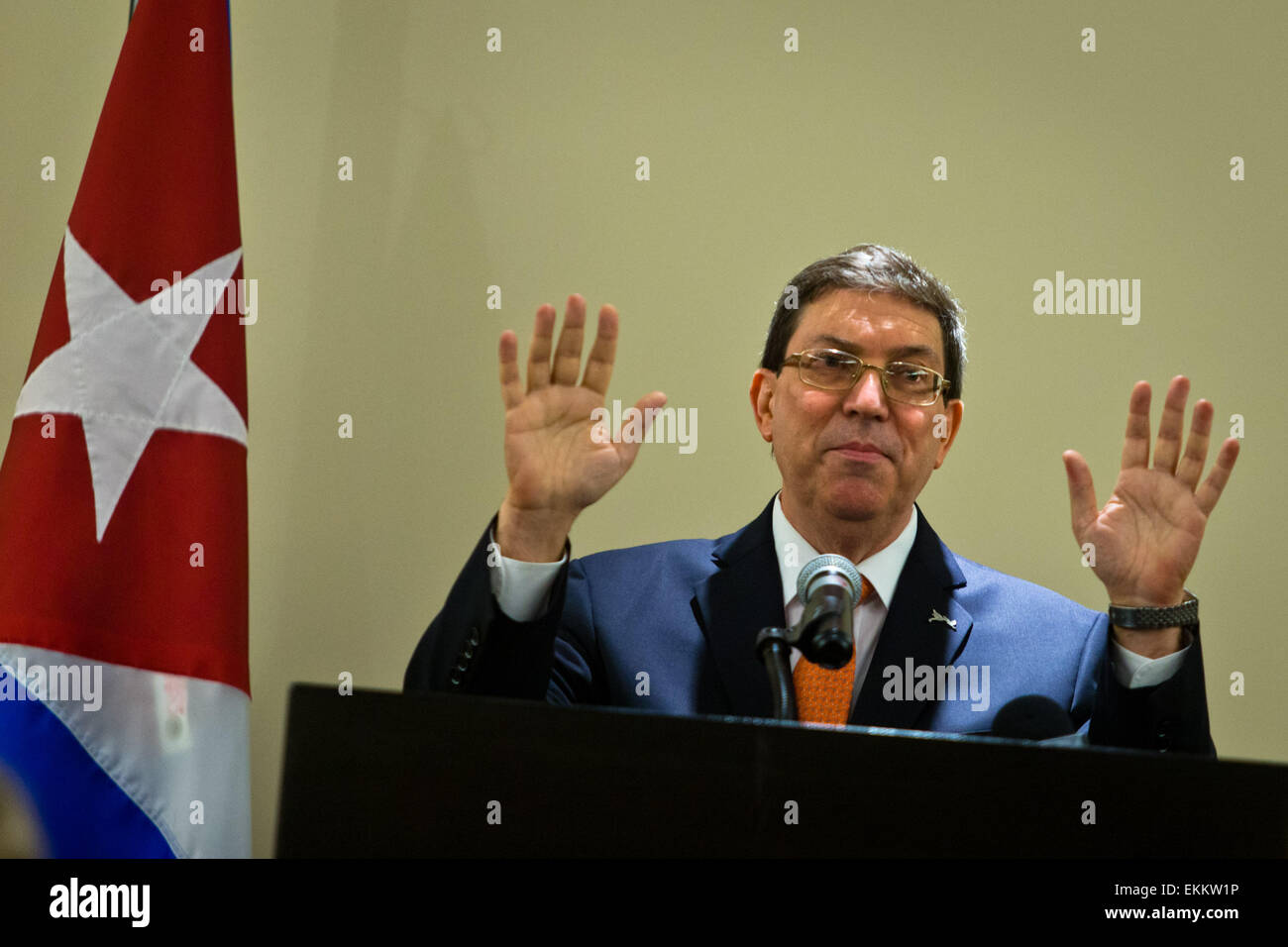 Panama City, Panama. Xi Apr, 2015. Cubano Ministro degli Esteri Bruno Rodriguez parla nel corso di una conferenza stampa a Città di Panama, capitale di Panama, Aprile 11, 2015. Cubana e presidenti degli Stati Uniti si è tenuta la prima colloqui faccia a faccia in oltre mezzo secolo di sabato qui nel mezzo di distensione tra le due nazioni. Credito: Liu Bin/Xinhua/Alamy Live News Foto Stock