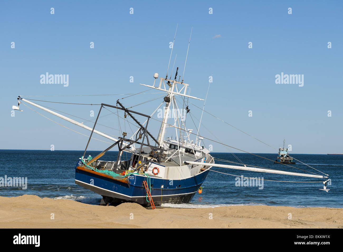 Punto spiaggia piacevole, NJ, Stati Uniti d'America. Aprile 11, 2015. Il Capt. Gavin, un commerciale peschereccio che operano al di fuori di Atlantic City, NJ è rimasto bloccato sulla spiaggia presso il Jersey Shore poiché un incidente di 3 giorni fa. Oggi sono stati compiuti sforzi per recupero degli equipaggi per liberare la nave ma non sono andati a buon fine e la nave rimane sulla riva. Credito: Patrick Morisson/Alamy Live News Foto Stock