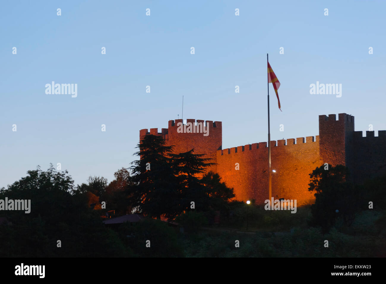 Vista notturna dello zar Samuil della fortezza con bandiera nazionale, Ohrid, Repubblica di Macedonia Foto Stock