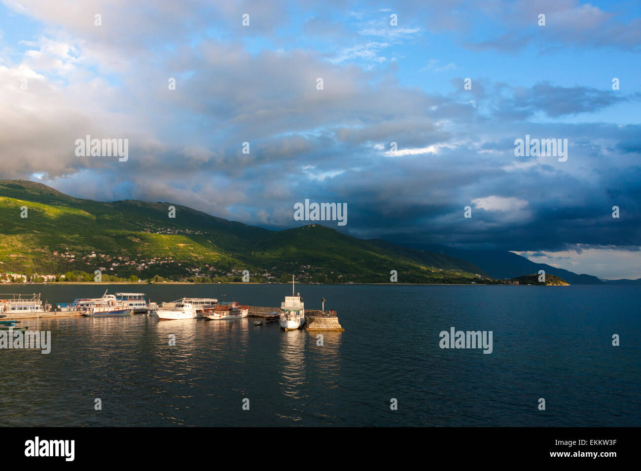 Dock nel lago di Ohrid, sito Patrimonio Mondiale dell'UNESCO, Repubblica di Macedonia Foto Stock