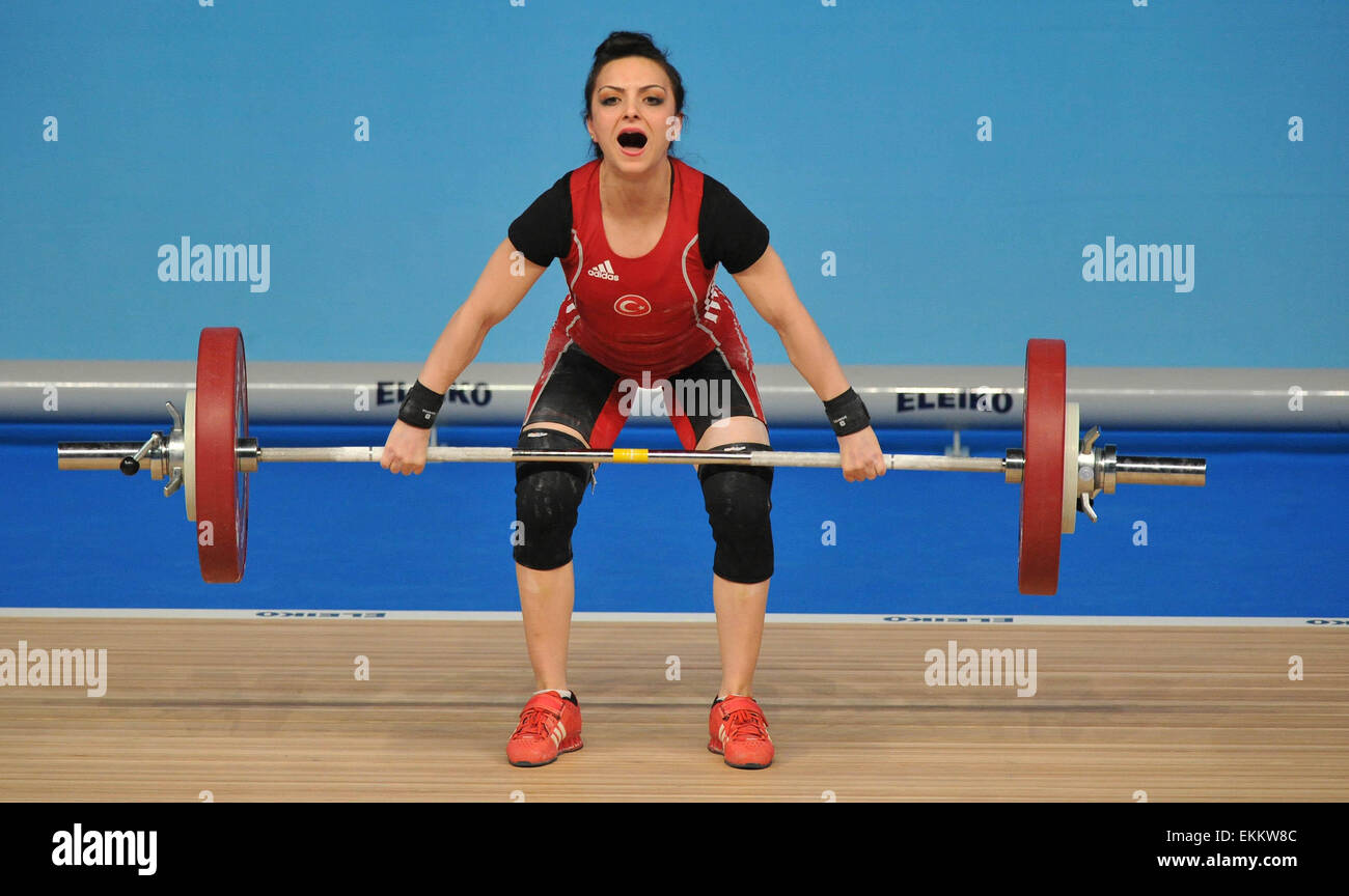 Tbilisi, Georgia. Xi Apr, 2015. Sibel Ozkan della Turchia compete durante la donna 48kg pulito e jerk finale dell'Europeo Campionato di Sollevamento Pesi di Tbilisi, Georgia, Aprile 11, 2015. Credito: Kulumbegashvili Tamuna/Xinhua/Alamy Live News Foto Stock