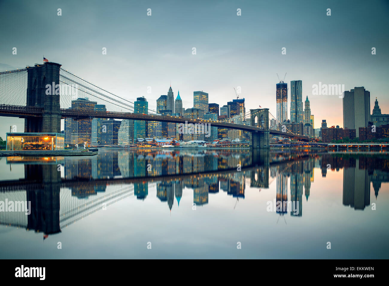 Il ponte di Brooklyn e Manhattan al crepuscolo Foto Stock