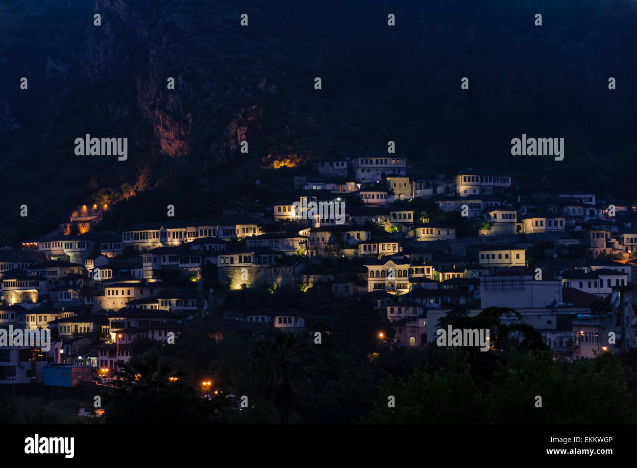Vista notturna di Berat città vecchia, sito Patrimonio Mondiale dell'UNESCO, Albania Foto Stock