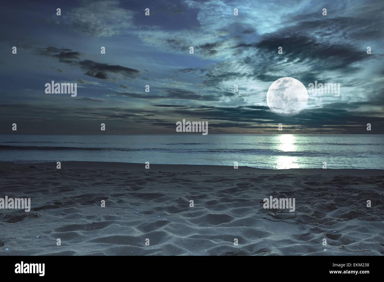 Bellissima spiaggia al crepuscolo del tempo con la luna nel cielo Foto Stock