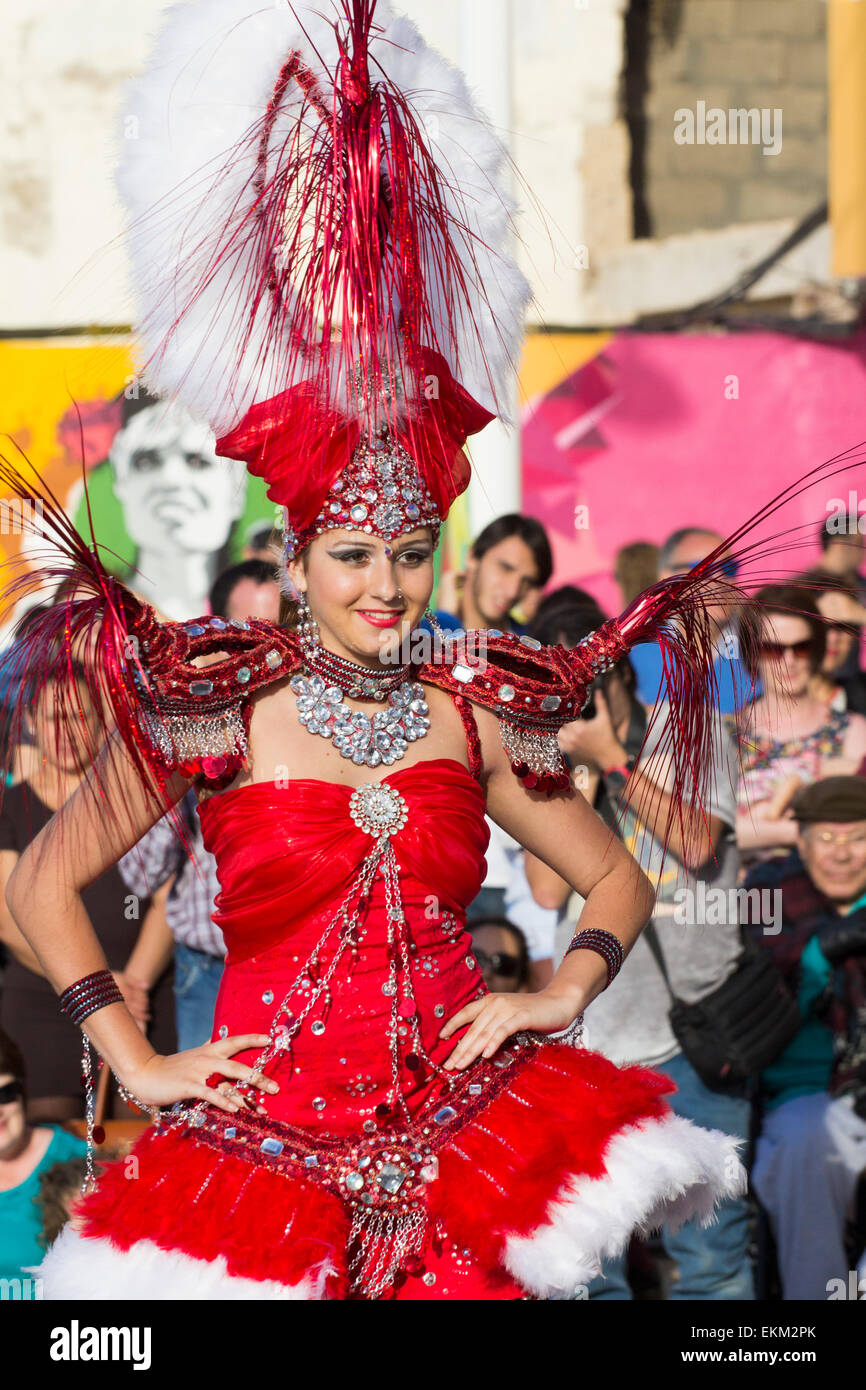 Sabato 11th, aprile 2015, Las Palmas di Gran Canaria Isole Canarie Spagna. Designer locali mostrano i loro costumi di carnevale al quartiere locale fashion show di Las Palmas de Gran Canaria Credito: ALANDAWSONPHOTOGRAPHY/Alamy Live News Foto Stock