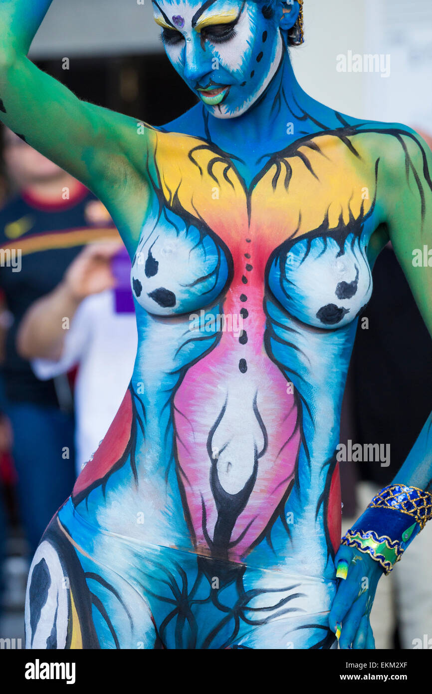 Sabato 11th, aprile 2015, Las Palmas di Gran Canaria Isole Canarie Spagna. Il body painting dimostrazione al quartiere locale fiesta a Los Nidillos in Las Palmas, la capitale di Gran Canaria. Credito: ALANDAWSONPHOTOGRAPHY/Alamy Live News Foto Stock