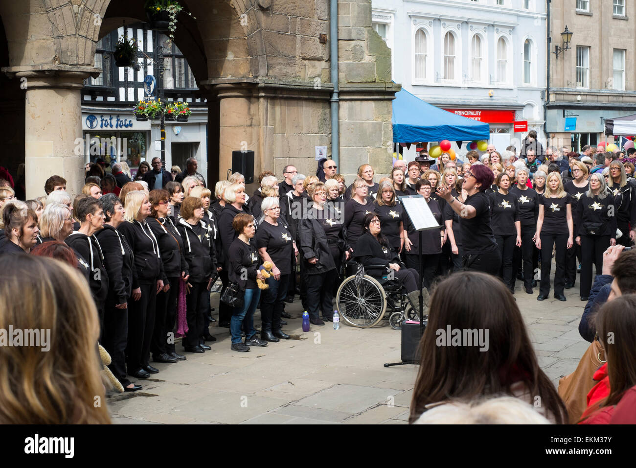 Ha ottenuto 2 Cantate eseguire nella piazza come parte della grande Busk, Shrewsbury, Shropshire, Inghilterra. Foto Stock
