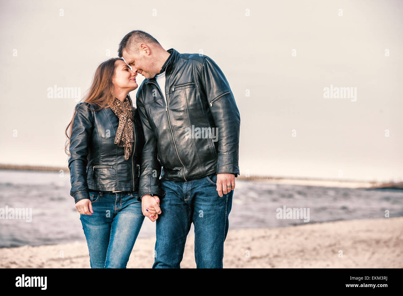 La mezza età matura sulla spiaggia Foto Stock