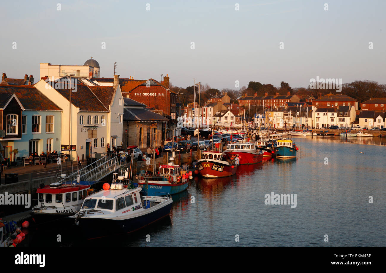 Barche da pesca sono ormeggiate al vecchio porto di Weymouth, nel Dorset Inghilterra Aprile 2015 Foto Stock