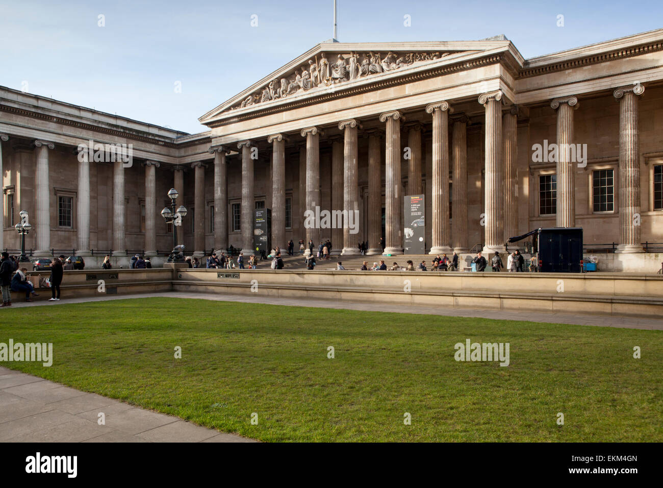 L'esterno e l'ingresso al British Museum di Londra Foto Stock