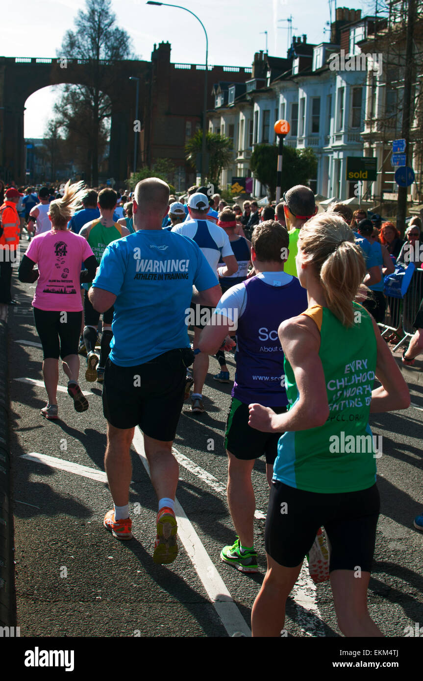 Brighton, Regno Unito. Il 12 aprile, 2015. I corridori passato Preston Park voce il viadotto al Brighton Marathon Credito: Miguel Lopez Sanchez/Alamy Live News Foto Stock