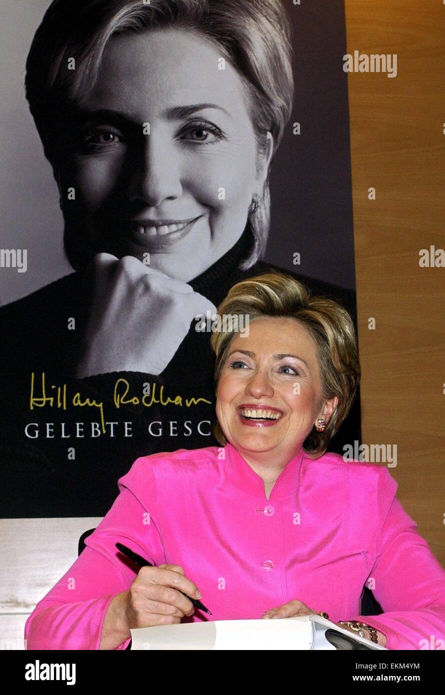 (Dpa) - Hillary Rodham Clinton, senatore degli Stati Uniti e la ex First Lady, segni il suo libro "Storia Vivente " ("Gelebte Geschichte") a Berlino il 6 luglio 2003. L'ultima tappa di un 10-day tour europeo il 55-anno-vecchio Clinton è venuto a Berlino per promuovere le sue memorie, ma ripetuta aveva alcuna intenzione di correre per la presidenza americana. Le sue memorie sono ora secondo nella maggior parte tedesca di vendita dei grafici per opere non-fiction letteratura - dietro "stupid white men', Michael Moore's rant contro l amministrazione Bush./picture alliance Foto Stock