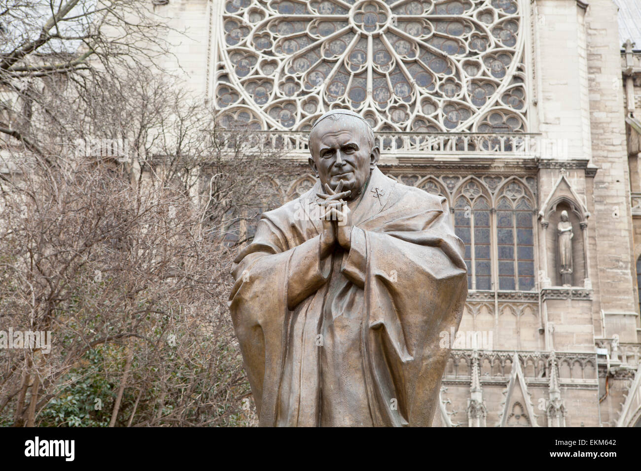 Una statua di bronzo di Papa Giovanni Paolo II da Zurab Tsereteli era fuori la cattedrale di Notre Dame di Parigi, ma è stata spostata a causa di Francesca secolarismo leggi Foto Stock