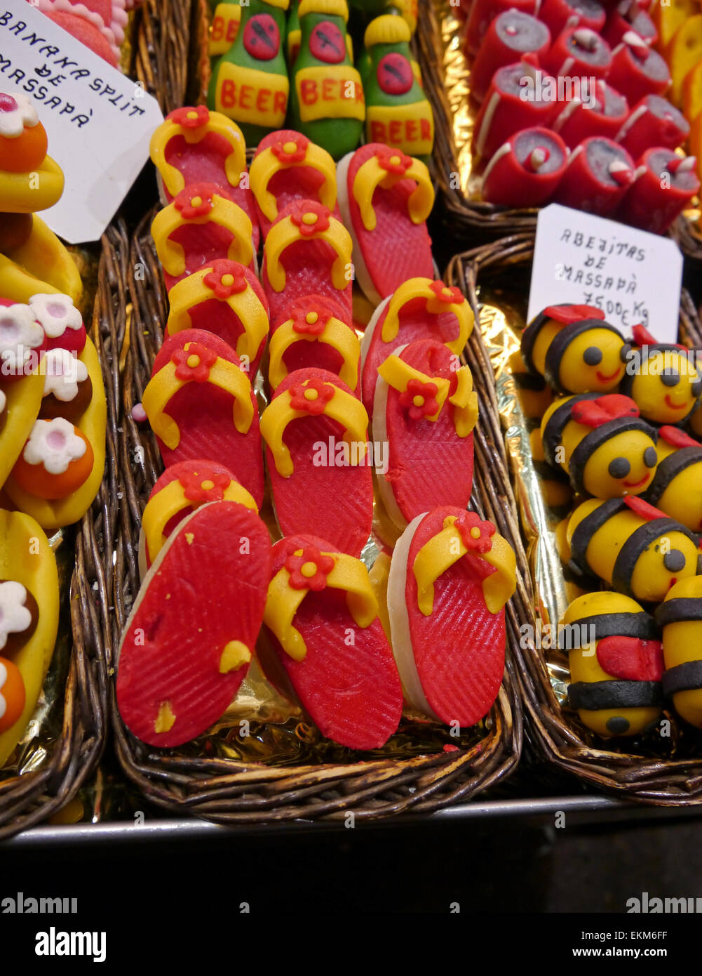 Un display di dolci in un mercato sulla Rambla di Barcellona, Spagna. Foto Stock