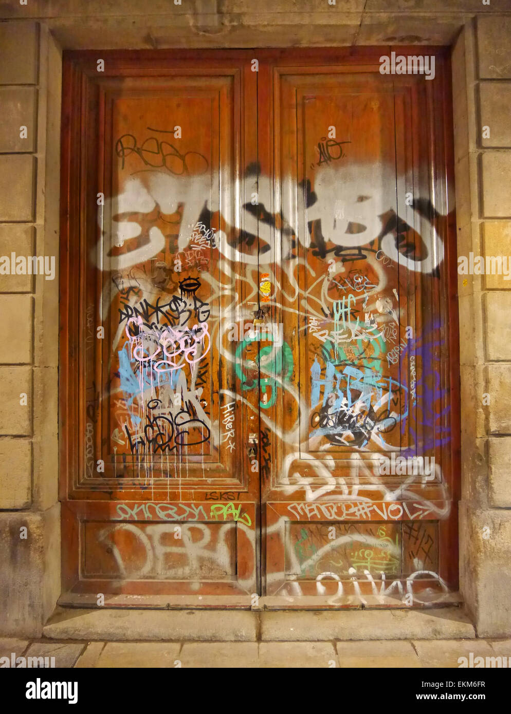 Una serie di doppie porte in Barcellona, Spagna - coperto di graffiti. Foto Stock