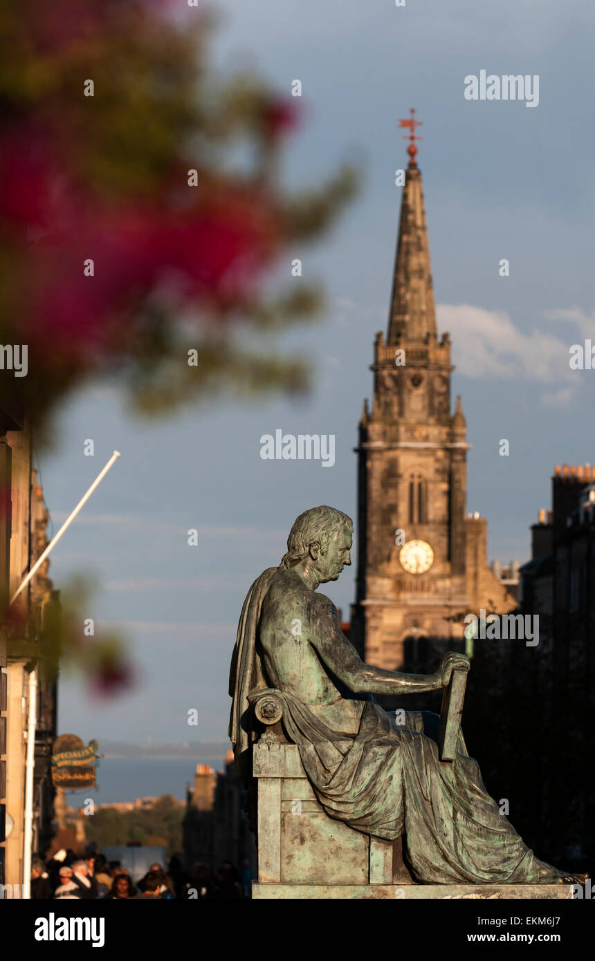 Statua del filosofo David Hume nella Cittã Vecchia di Edimburgo,. Foto Stock