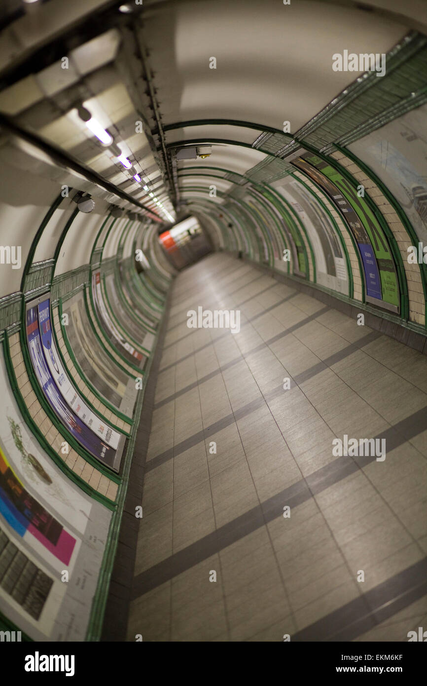 Tunnel pedonale sotterraneo in Londra Foto Stock