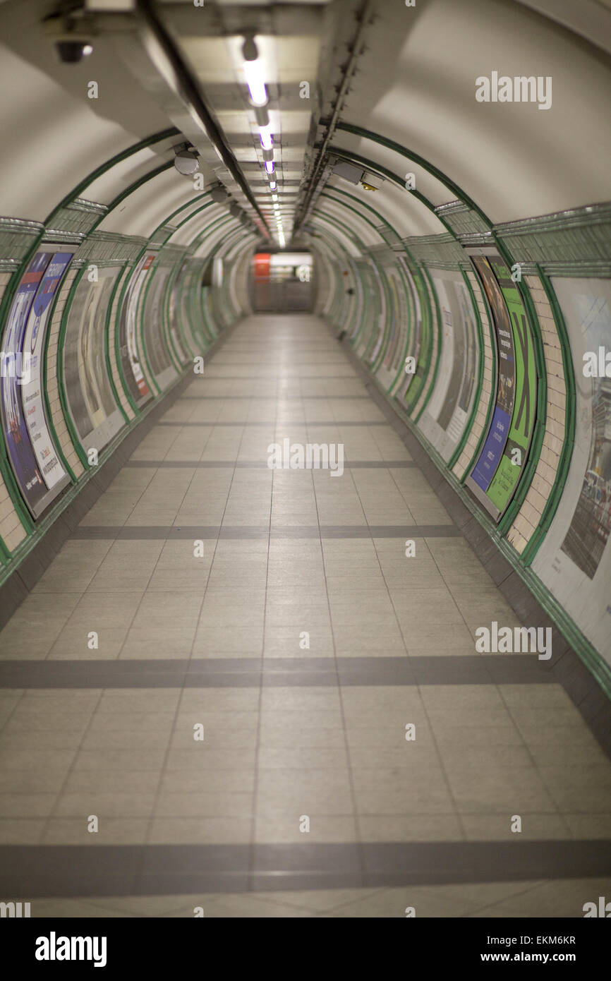Tunnel pedonale sotterraneo in Londra Foto Stock