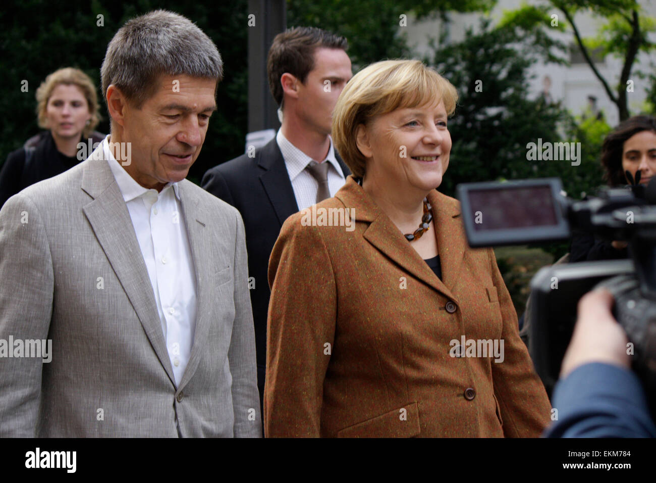 BKin Angela Merkel mit Ehemann Joachim Sauer u.a. - Pista der Bundeskanzlerin zur Wahlkabine am Tag der Bundestagswahl 2013, 22. Foto Stock