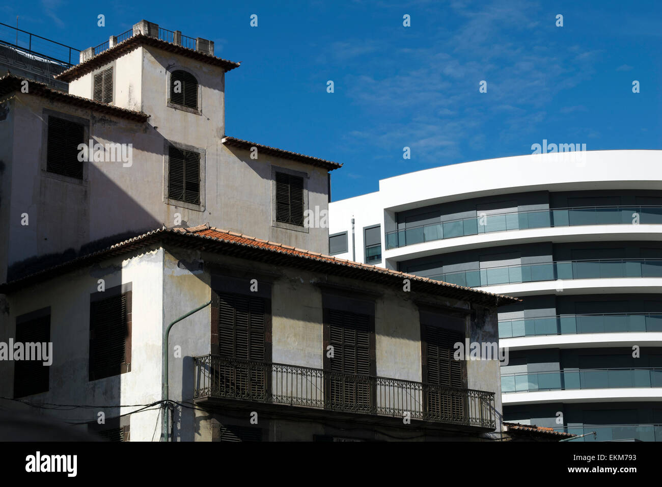 Il vecchio e il nuovo in Funchal numero 3512 Foto Stock