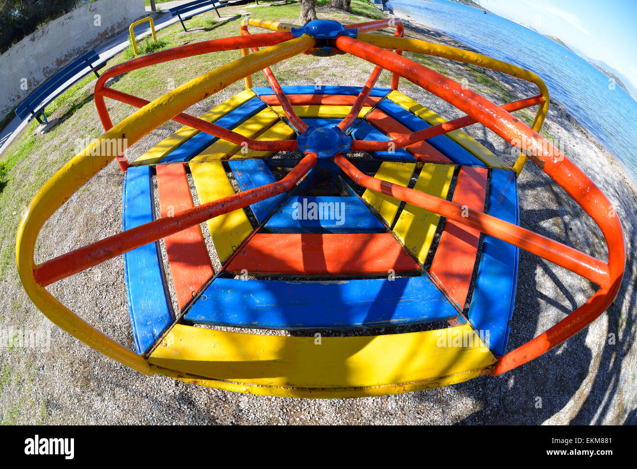 Merry-go-round nel parco giochi per bambini Foto Stock