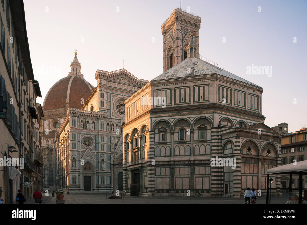 Cattedrale d'Italia, vista all'alba del Duomo e (in primo piano) edificio del Battistero in Piazza San Giovanni, Firenze, Italia. Foto Stock