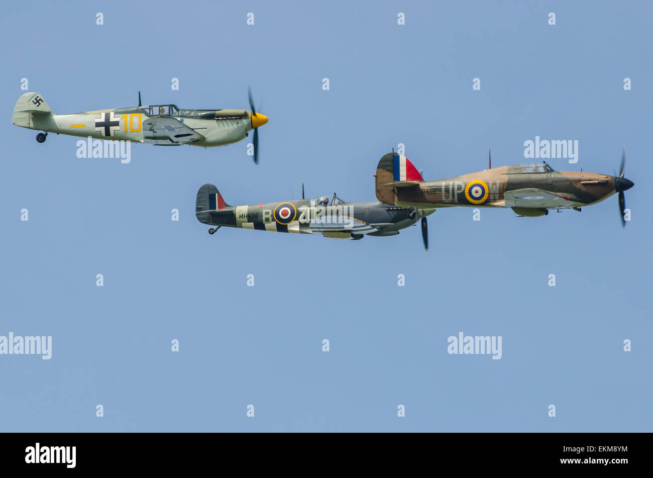 'Messershmitt BF109' (in realtà un Buchon - vedere la descrizione) Spitfire ed Hurricane in formazione a un'esibizione aerea. Seconda Guerra Mondiale aerei da combattimento. Durante la Seconda Guerra Mondiale Foto Stock