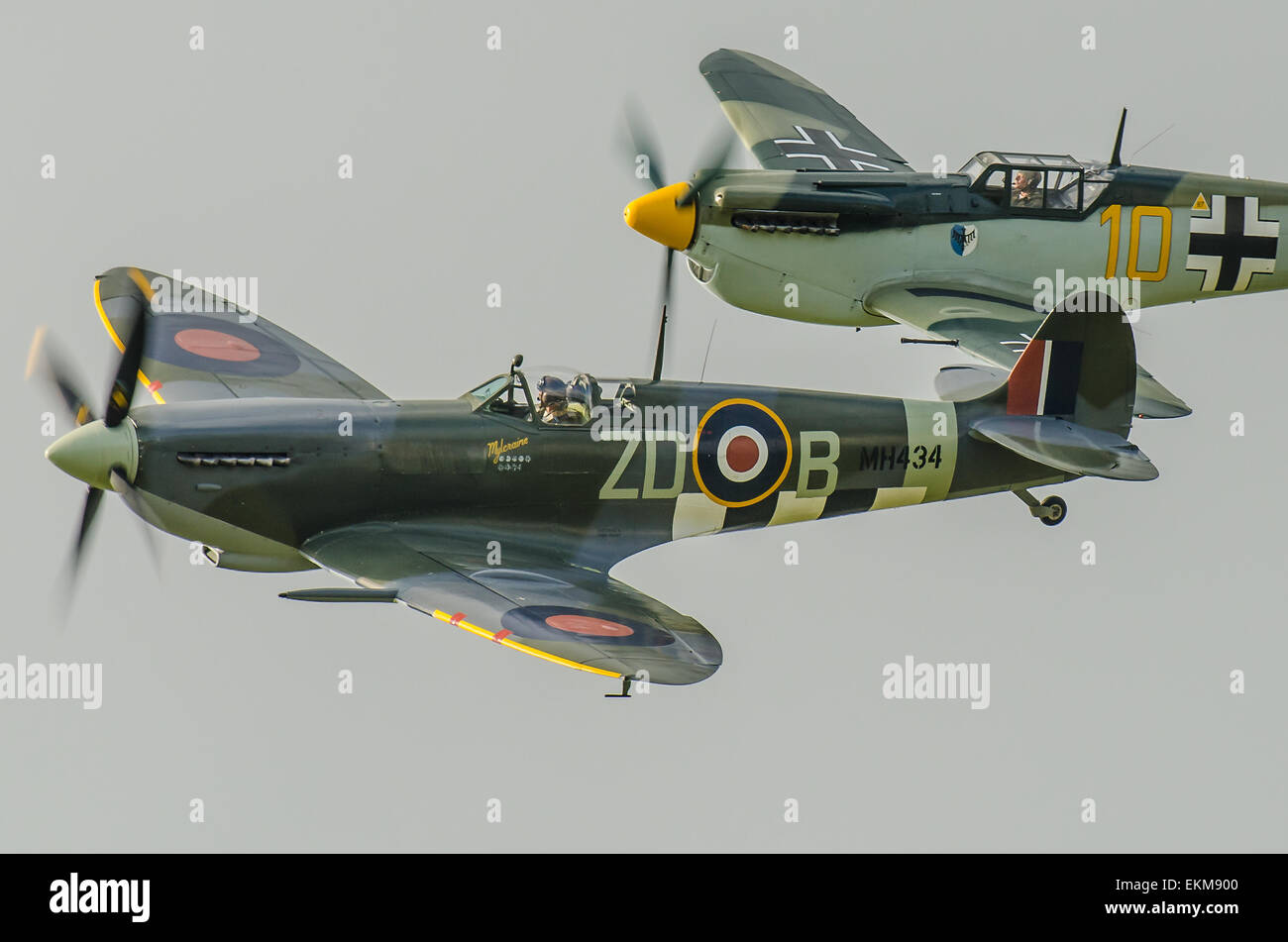 Spitfire MH434 e Luftwaffe tedesca contrassegnati 'Buchon'. Con qualche reale BF109s extant leggermente maggiore manciata di Buchons svolgere il ruolo di Messerschmitts Foto Stock