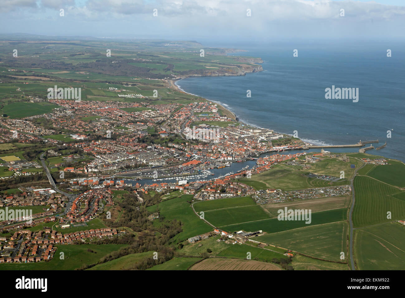 Vista aerea di Whitby e il nord della Costa dello Yorkshire, Inghilterra, Regno Unito Foto Stock