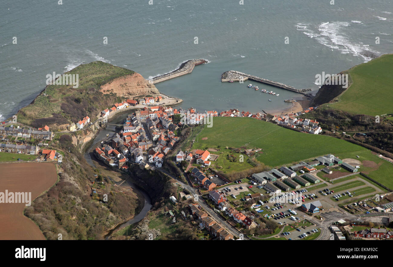 Vista aerea del villaggio Staithes nel North Yorkshire, Inghilterra, Regno Unito Foto Stock Vista aerea del villaggio Staithes nel North Yorkshire, Inghilterra, Regno Unito Foto Stock