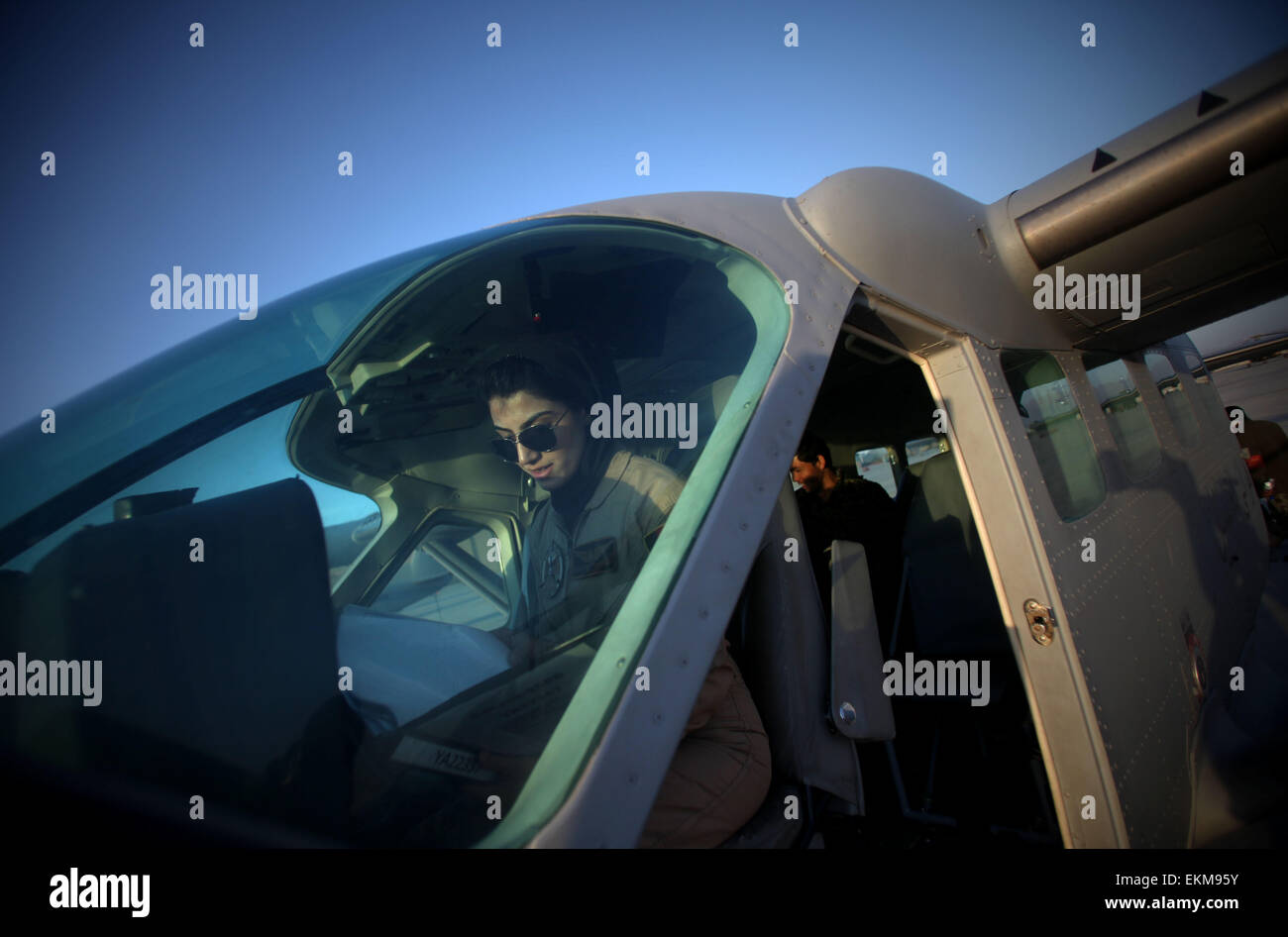 A Kabul, Afghanistan. Xii Apr, 2015. Niloofar Rahmani siede all'interno di un aereo militare in un aeroporto militare a Kabul, Afghanistan, 12 aprile 2015. Nato nel 1992, Rahmani è il primo le donne afgane ad ala fissa Air Force aviatore. Credito: Ahmad Massoud/Xinhua/Alamy Live News Foto Stock
