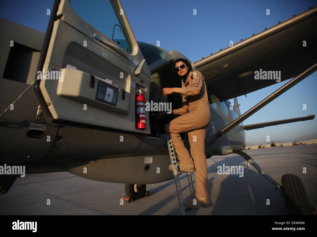 A Kabul, Afghanistan. Xii Apr, 2015. Niloofar Rahmani ottiene su un aereo militare in un aeroporto militare a Kabul, Afghanistan, 12 aprile 2015. Nato nel 1992, Rahmani è il primo le donne afgane ad ala fissa Air Force aviatore. Credito: Ahmad Massoud/Xinhua/Alamy Live News Foto Stock