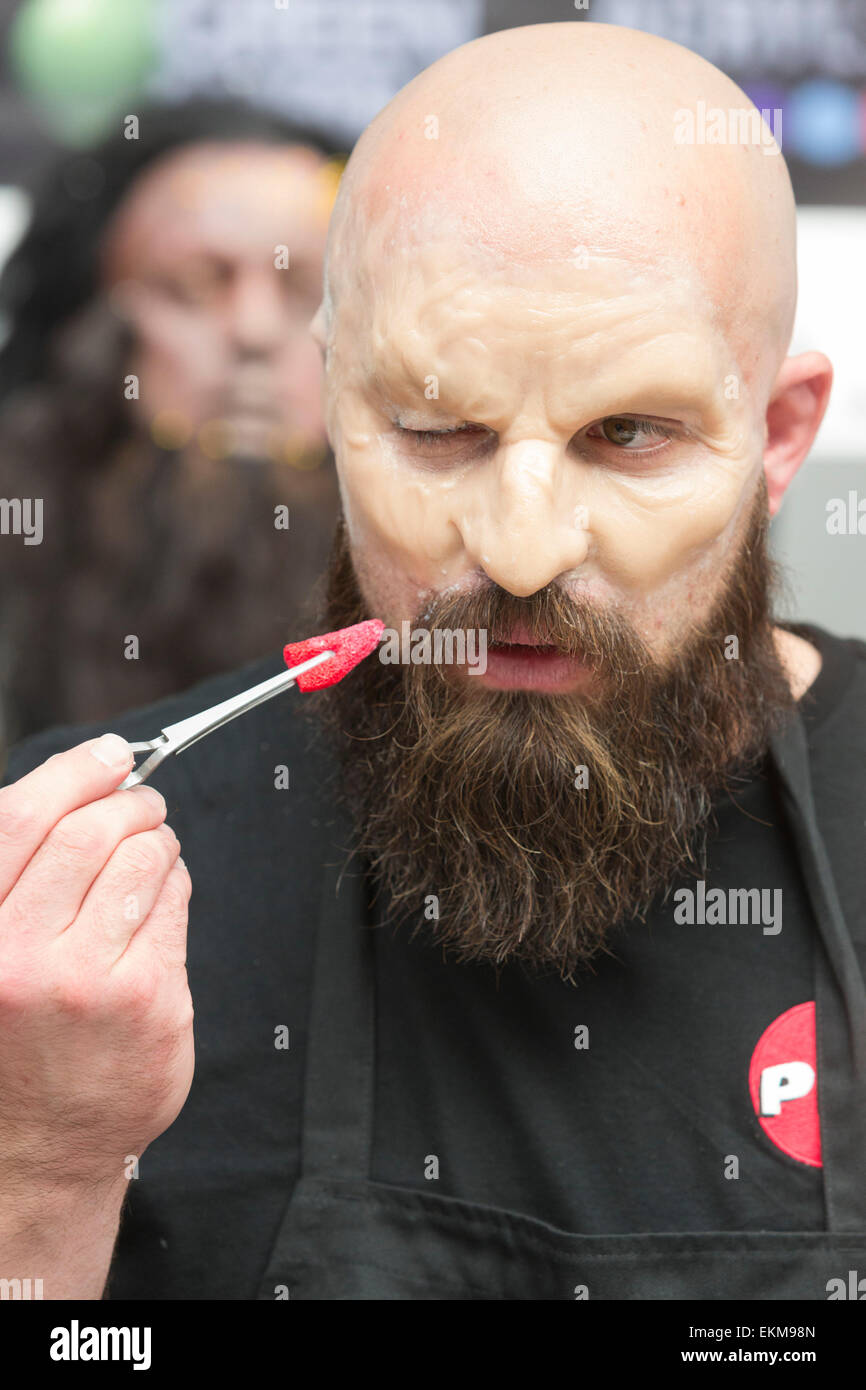 Londra, Regno Unito. 12 aprile 2015. Un trucco artisti si applica il suo specchio. Regno Truccatori Expo (UMAe), il Regno Unito che conduce agli aspiranti e professionali per capelli e trucco artisti trade show, ottiene in corso presso il Business Design Centre di Islington, London, Regno Unito. Si corre fino a domenica 12 aprile. A questo trade show professionisti leader di fornire dimostrazioni e le tecniche più recenti e i prodotti sono presentati. Credito: bas/Alamy Live News Foto Stock