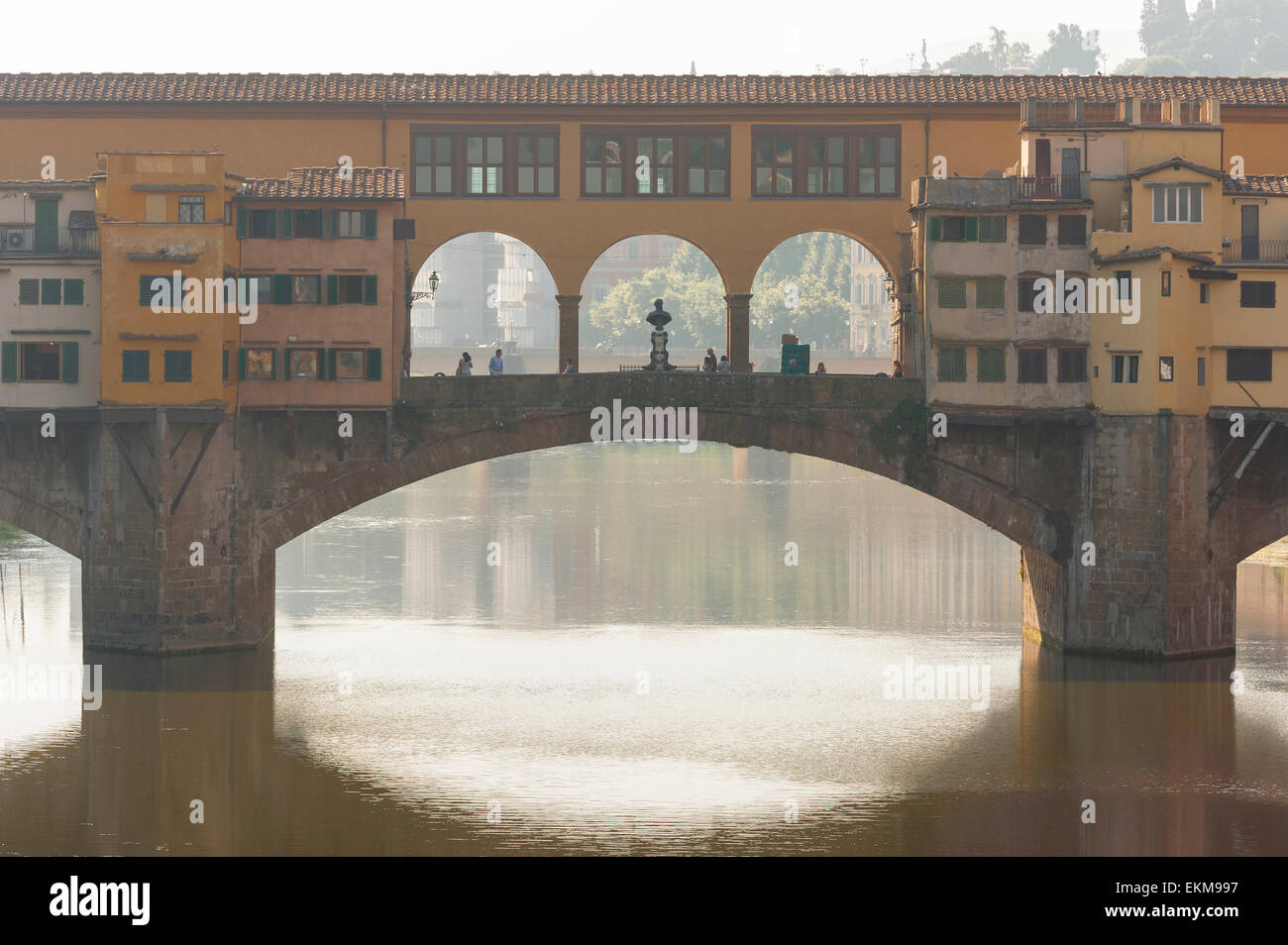Ponte Firenze Italia, vista panoramica del Ponte Vecchio a Firenze retroilluminata dal sole del primo mattino, Toscana, Italia. Foto Stock