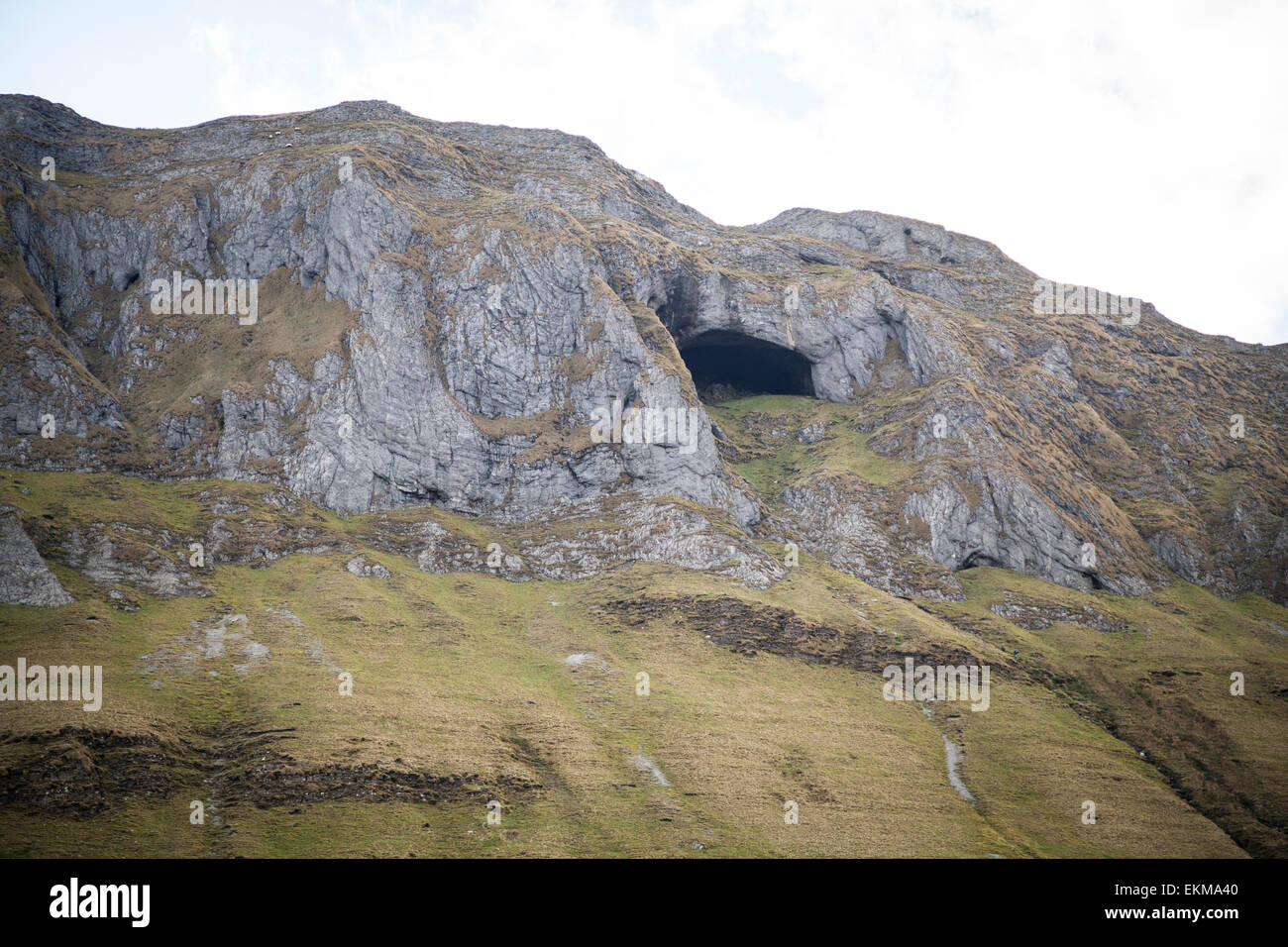 Diarmuid e Grainne's Cave nel ferro di cavallo Gleniff in Co. Sligo, Irlanda Foto Stock