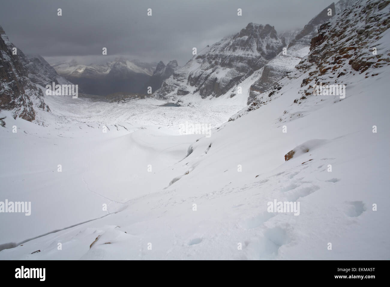 Opabin ghiacciaio. Le tracce sulla neve. Parco Nazionale di Yoho. British Columbia. In Canada. Foto Stock