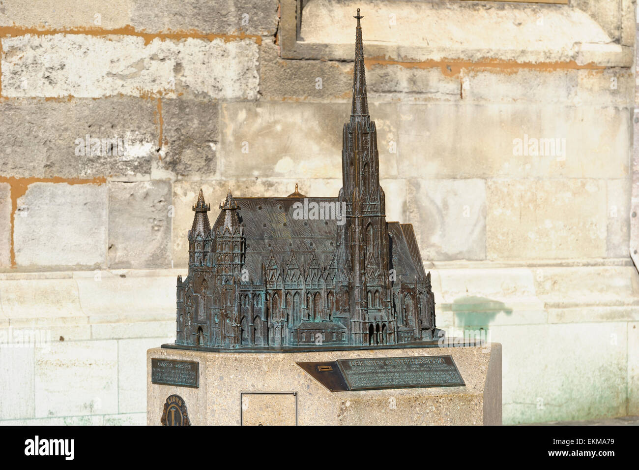 Un piccolo modello di Santo Stefano Chiesa fuori il famoso Santo Stefano Chiesa, Vienna, Austria. Foto Stock