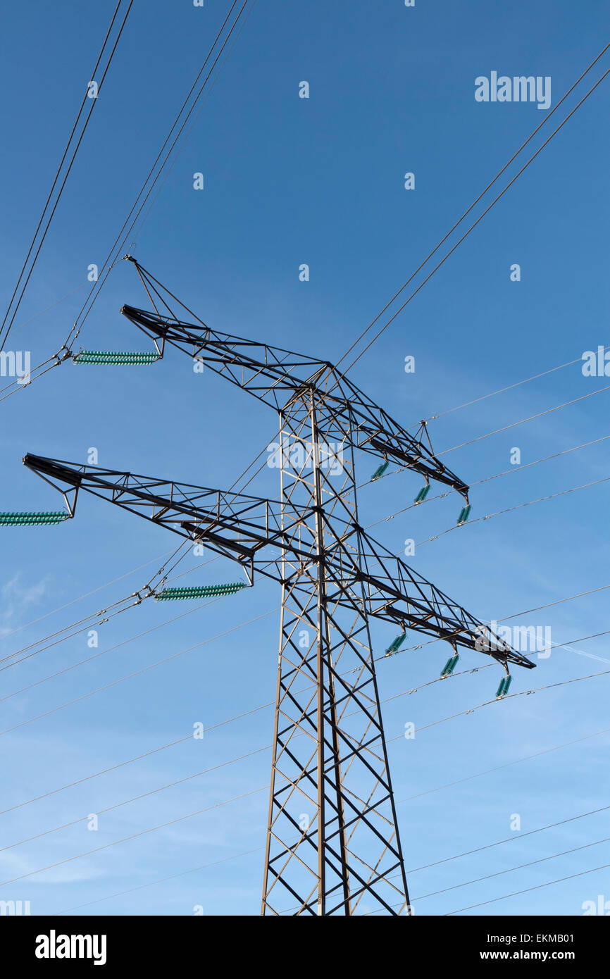 Pilone di potenza contro il cielo blu Foto Stock
