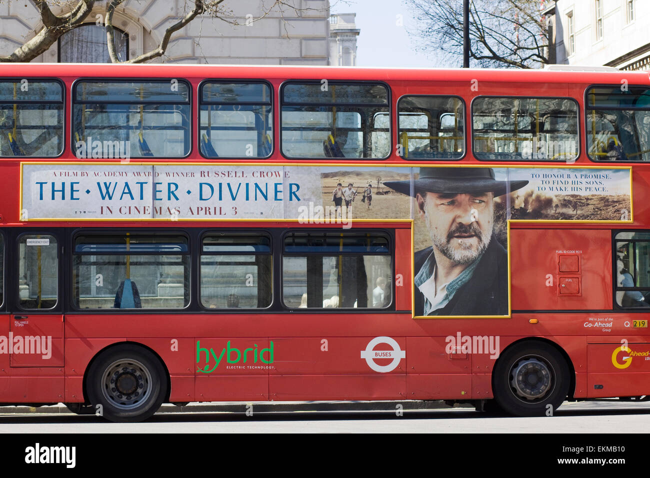 London Double Decker bus pubblicità l'acqua rabdomante Foto Stock