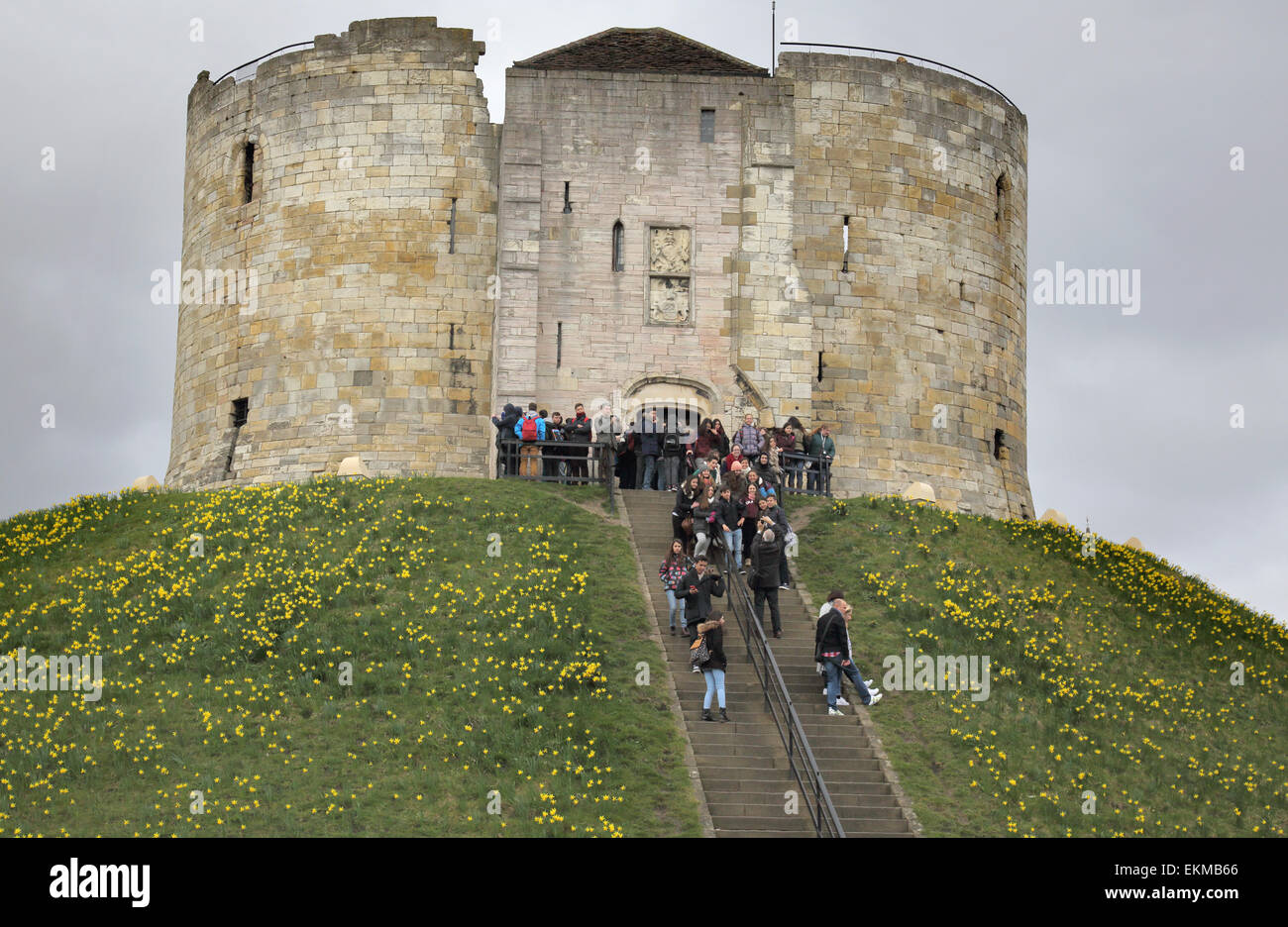 Clifford Tower circondato da turisti nella città di York Foto Stock