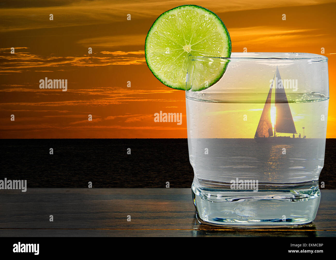 Sunset silhouette di una barca a vela sul lago Michigan con bevanda guarnito con una fetta di lime. Foto Stock