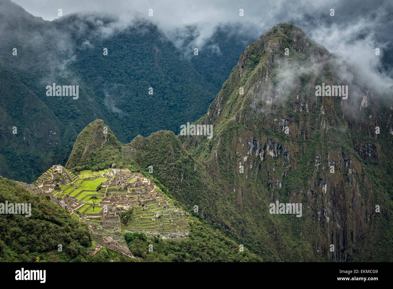 Machu Picchu e Huayna Picchu Peak dall'Inca Trail sotto Porta del Sole; Machu Picchu, Perù. Foto Stock