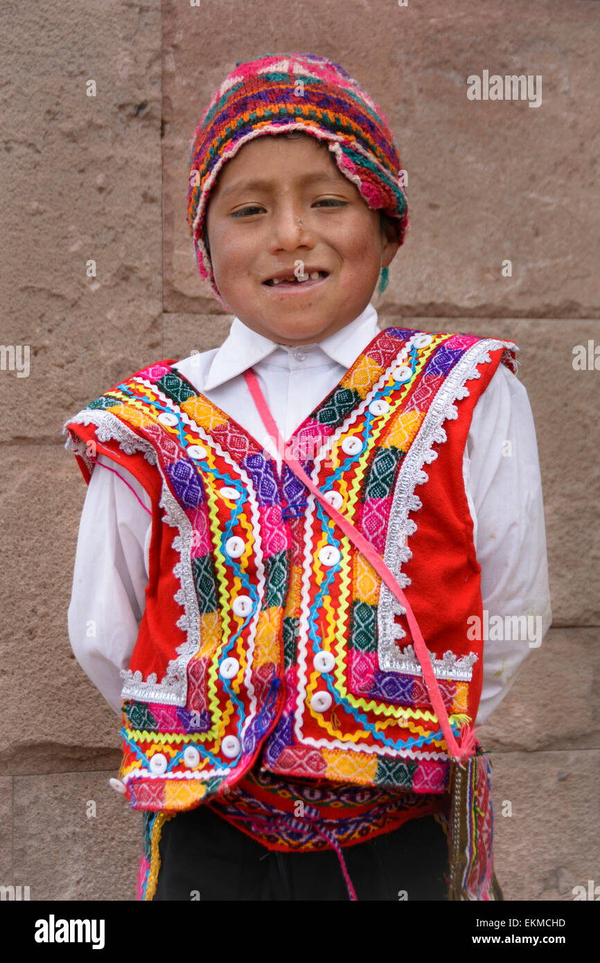 Il quechua ragazzo che indossa abiti tradizionali della regione; Moray Village, La Valle Sacra, Perù. Foto Stock