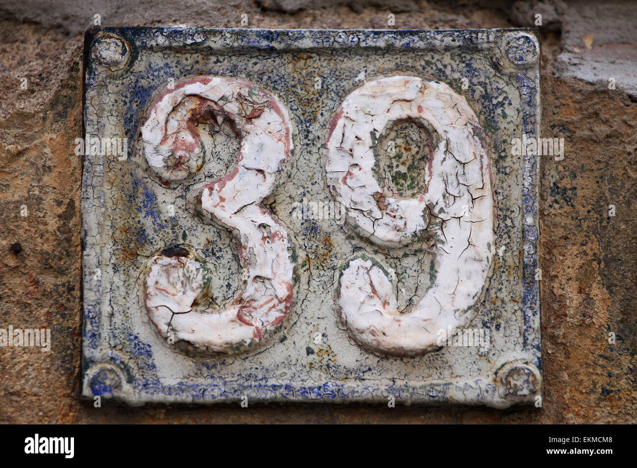 Metallo Vintage numero di casa sulla parete, retro numero di casa Foto Stock