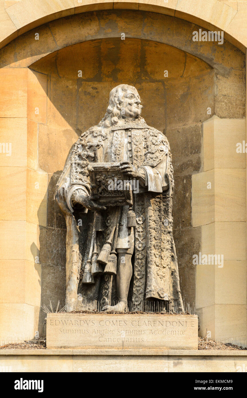 La statua di Sir Edward Clarendon situato sul lato dell'edificio Clarendon. ex casa di Oxford University Press. Foto Stock